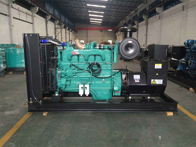 振安如何判断一个电压表是否具有自动量程切换功能？